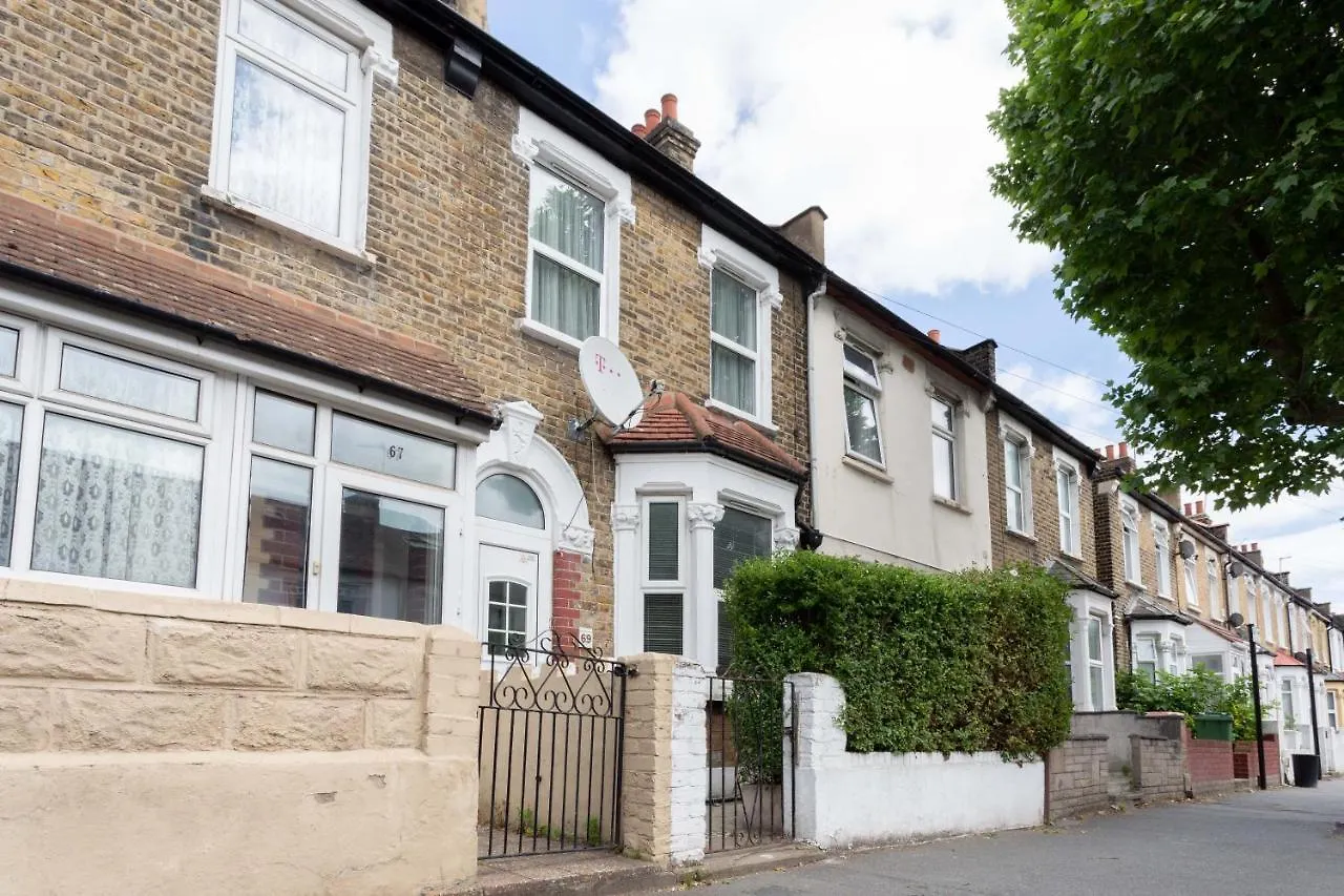 Contemporary 3 Bed House With Spacious Garden Close To Stratford contacts