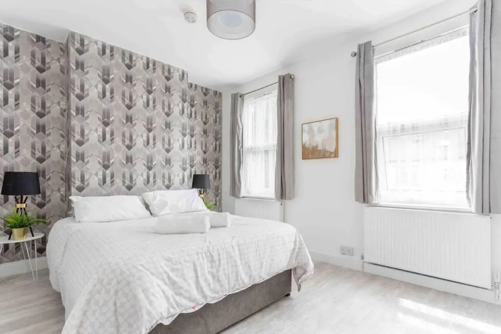 Holiday home Contemporary 3 Bed House With Spacious Garden Close To Stratford London