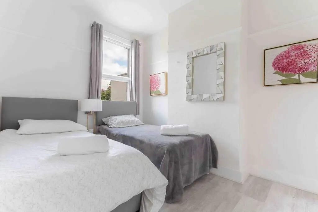 Holiday home Contemporary 3 Bed House With Spacious Garden Close To Stratford London United Kingdom