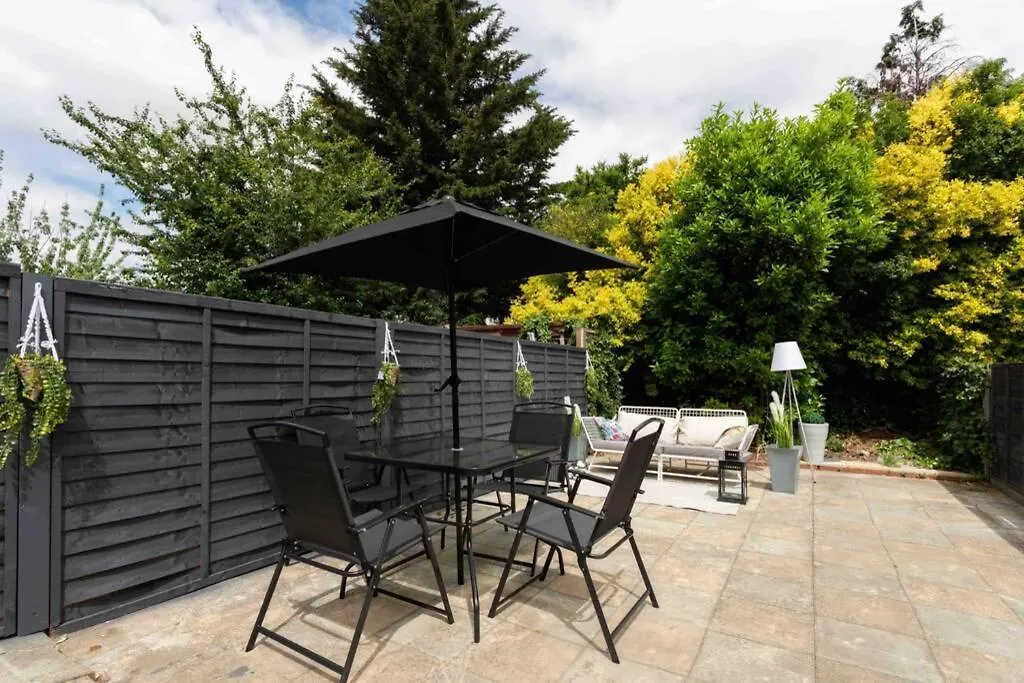 Contemporary 3 Bed House With Spacious Garden Close To Stratford London Holiday home
