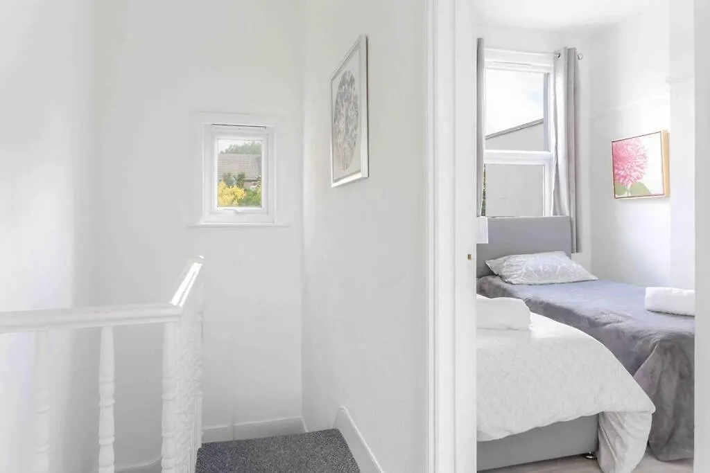 Contemporary 3 Bed House With Spacious Garden Close To Stratford London